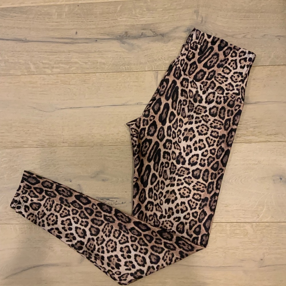 Onzie Leopard Leggings size M/L